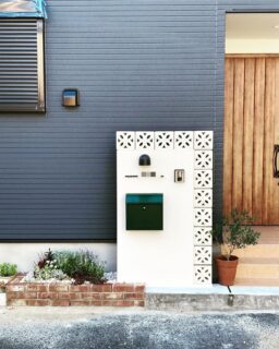 どうも！！
奈良のｉｃｈｉｋａガーデンデザインです。
 
 
◆ーーーーーーーーーーーーーーーー◆
塗り壁の門柱です♪
飾りブロックと塗り壁の相性が抜群です
◆ーーーーーーーーーーーーーーーー◆
 
 
今回は塗り壁を使った門柱です✨
 
飾りブロックはオンリーワンのポーラスブロック200　という商品です。
この商品は塗り壁との相性が抜群ですね。
 
 
色は建物の玄関廻りにアクセントで使われてる色と一緒にして、仕上方はゆず肌にしてみました。
飾りブロックと緑のポストがアクセントになっていい感じですね✨️
 
 
 
ｉｃｈｉｋａガーデンデザインはお客様にお喜びいただける『ものづくり』を目指しています！！
 
#ｉｃｈｉｋａガーデンデザイン
#奈良外構 
#奈良県外構
#新築外構
#リフォーム
#ドライガーデン
#ロックガーデン
#素敵な庭づくり  #快適な暮らし
#居心地が良い暮らし
#明るい毎日  #マイホーム
#ガーデンデザイン  #qol
#庭づくりはｉｃｈｉｋａにおまかせ
#門柱  #オンリーワン  #塗り壁
#門まわり #レンガ