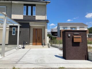 どうも！！
奈良のｉｃｈｉｋａガーデンデザインです
 
 
◆ーーーーーーーーーーーーーーーーーーーーー◆
塗り壁門柱の外構事例です。
塗り壁の門柱がアクセントになっています♪
◆ーーーーーーーーーーーーーーーーーーーーー◆
 
 
今回は塗り壁の門柱を使った外構工事です✨
 
ポストはオンリーワンのノイエキューブという商品です。
郵便物が後ろからとれるのも良いですね(*^_^*)
ウッドカラーが門柱のアクセントになっていていい感じです⸜🙌🏻⸝‍
 
ガレージはお客様の車が常時2台あり、その部分にはカーポート屋根を取り付けました。
アプローチ兼用で、もう1台来客用にガレージスペースを確保しています。
 
ほぼガレージということもあり、土間部分は砕石目地にしてシンプルにまとめました✨

シンプルなガレージにこげ茶の門柱がいいアクセントになっています✨️
 
 
ｉｃｈｉｋａガーデンデザインはお客様にお喜びいただける
『ものづくり』を目指しています！！
 
#ｉｃｈｉｋａガーデンデザイン
#奈良外構#新築外構#リフォーム
#ドライガーデン
#ロックガーデン
#素敵な庭づくり#快適な暮らし
#居心地が良い暮らし
#明るい毎日#マイホーム
#ガーデンデザイン#qol
#庭づくりはｉｃｈｉｋａにおまかせ
#門柱#オンリーワン#塗り壁
#カーポート#ガレージ
 #シンプル