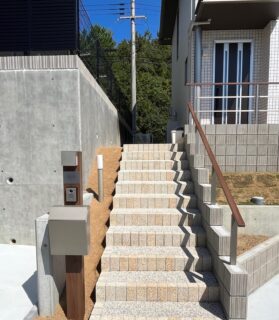 どうも！！
奈良のｉｃｈｉｋａガーデンデザインです

◆ーーーーーーーーーーーー◆
階段洗い出しの外構
オープン外構
◆ーーーーーーーーーーーー◆

 
アプローチ階段を洗い出しで仕上げました。職人さんがとてもキレイに仕上げてくれました✨

蹴上のピンコロ石もビシャン仕上のものを使ってます。
階段の段数が多いのでキレイに仕上がるとカッコイイですね♪

ｉｃｈｉｋａガーデンデザインはお客様にお喜びいただける
『ものづくり』を目指しています！！

 
#ｉｃｈｉｋａガーデンデザイン
#奈良外構#リフォーム
#ドライガーデン
#ロックガーデン
#素敵な庭づくり#快適な暮らし
#居心地が良い暮らし
#明るい毎日#マイホーム
#ガーデンデザイン#Qol
#庭づくりはｉｃｈｉｋａにおまかせ
#アプローチ階段#洗い出し仕上
#ピンコロ石