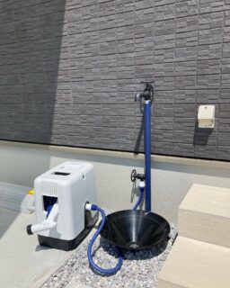 どうも！！
奈良のｉｃｈｉｋａガーデンデザインです

◆ーーーーーーーーーーーーーーーー◆
おしゃれ立水栓
◆ーーーーーーーーーーーーーーーー◆

 
おしゃれ立水栓です✨
建物の標準仕様の立水栓ってオシャレじゃないですよね〜。
せっかく外構をカッコよくしても立水栓が残念(T ^ T)なんてことに💦

オンリーワンのラギッドWのマットネイビーで蛇口部分が360度回転します。
ステンレスボウル　ホーロー水受けのブラックとセットでカッコよく✨

オンリーワンのジラーレWのネイビーで
こちらも蛇口部分が360度回転します。

ユニソンのスプレスタンド60ライトとウォーターポット　レクタポット　
シンプルでおしゃれに決まりますね。

ｉｃｈｉｋａガーデンデザインはお客様にお喜びいただける
『ものづくり』を目指しています！！

 
#ｉｃｈｉｋａガーデンデザイン
#奈良外構#リフォーム
#ドライガーデン
#ロックガーデン
#素敵な庭づくり#快適な暮らし
#居心地が良い暮らし
#明るい毎日#マイホーム
#ガーデンデザイン#Qol
#庭づくりはｉｃｈｉｋａにおまかせ
#立水栓#ガーデンパン