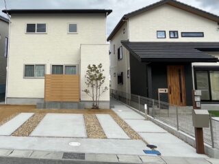 どうも！！
奈良のｉｃｈｉｋａガーデンデザインです

◆ーーーーーーーーーーーーーーーー◆
オープン外構事例
◆ーーーーーーーーーーーーーーーー◆

 
新築外構のオープンタイプです✨
道路からの視線が気になるのでリビングの窓には板塀で目隠しを。

シンプルなお家に程よいアクセントにもなります。玄関前の壁には植木を植えて🌿

植栽を施すことで建物も引き立ちます👍

ｉｃｈｉｋａガーデンデザインはお客様にお喜びいただける
『ものづくり』を目指しています！！

 
#ｉｃｈｉｋａガーデンデザイン
#奈良外構#リフォーム
#新築外構#オープン外構
#ドライガーデン
#ロックガーデン
#素敵な庭づくり#快適な暮らし
#居心地が良い暮らし
#明るい毎日#マイホーム
#ガーデンデザイン#Qol
#庭づくりはｉｃｈｉｋａにおまかせ
#板塀#目隠し#植栽